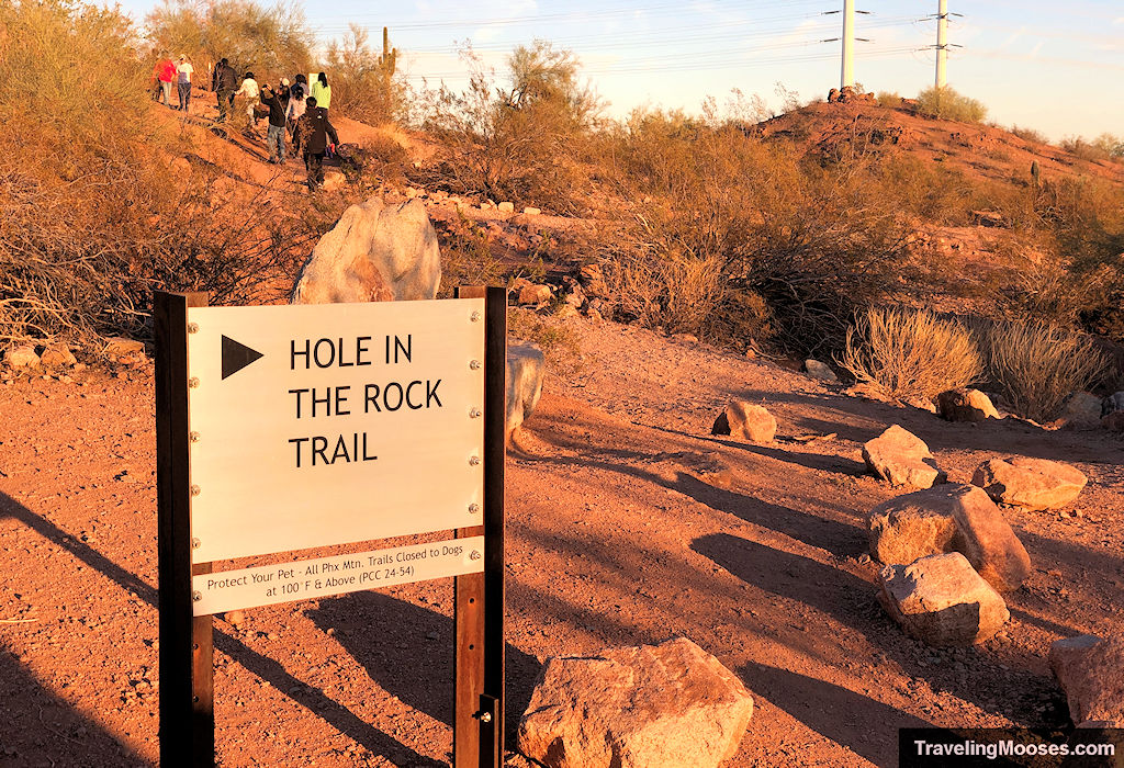 An information sign "hole in the rock trail" pointing towards the trail start.